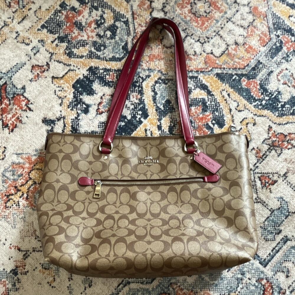 2019 Coach Gallery Tote Signature Canvas Red Leather Shoulder Straps Gold Detail